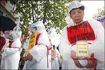 지난 22일 한총련 수배자 가족들이 경찰청 앞에서 '포승줄 시위'를 벌이고 있다. 한총련 수배자 가족들은 지난 4월 이후 연세대에 있는 수배해제 사무실에 '출근도장'을 찍으며 '단식농성''포승줄 시위''법무부 방문' 등 숨은 노력을 펼쳐왔다. 